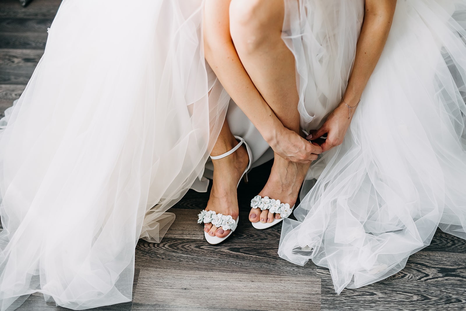 Hermosos zapatos nupciales para el de tu boda - Avalia Shoes ¿Por qué las sandalias planas son el nuevo mejor amigo de novia moderna?