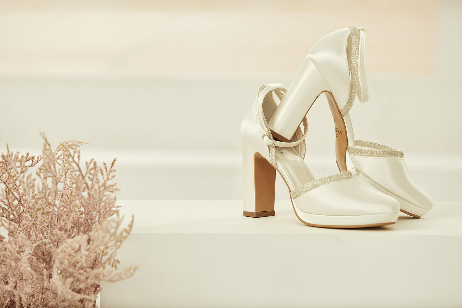 Hermosos zapatos nupciales para el tu - Avalia Shoes ¡Estos raros zapatos de salón con purpurina son perfectos la novia resplandeciente!